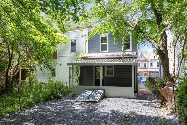 Building Photo - 3 Bedroom 2 Bathroom Home