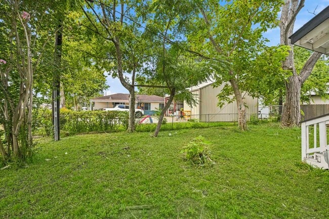 Building Photo - 1501 Maiden Ln