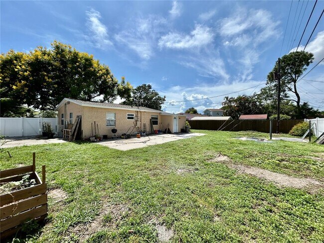 Building Photo - 6821 Onyx Dr N