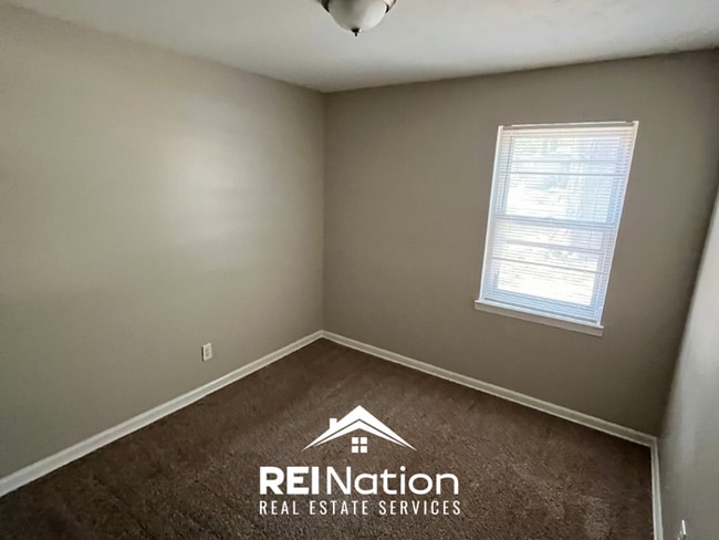 Building Photo - HOT LISTING! 3BR/1.5BA Memphis Gem | Hardwoods & Fenced Yard | 2-Car Garage!