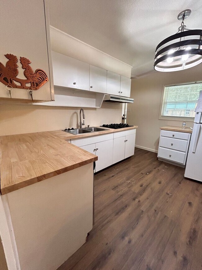 Building Photo - Newly Remodeled Home in the Heart of Baton...