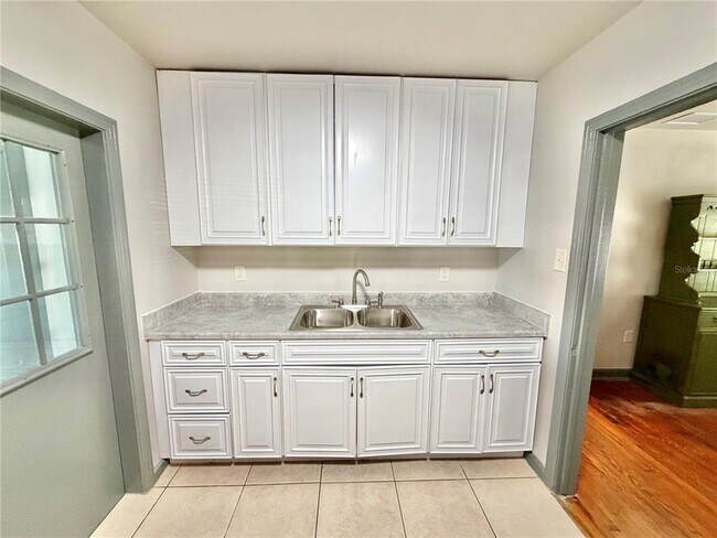 Building Photo - 1017 W Blann Dr