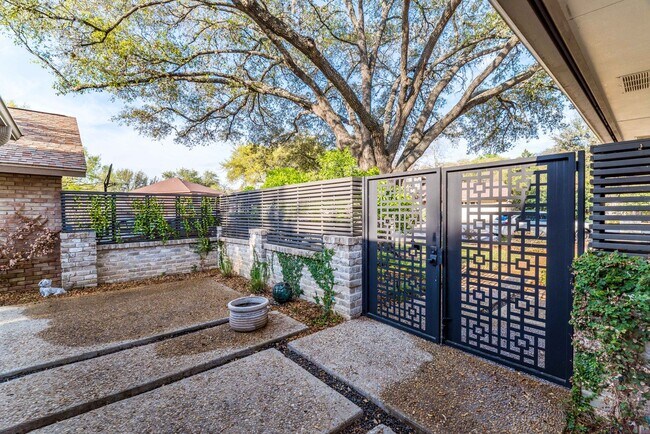 Building Photo - RENOVATED 2-BEDROOM IN WHISPERING OAKS