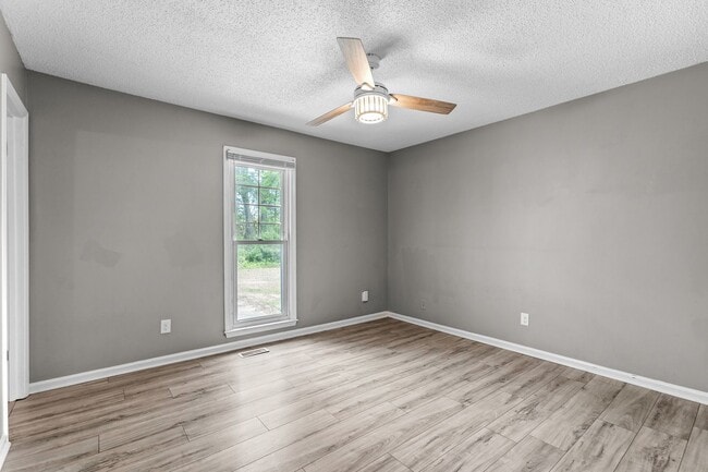 Building Photo - Cottage Charm Near Piney Green