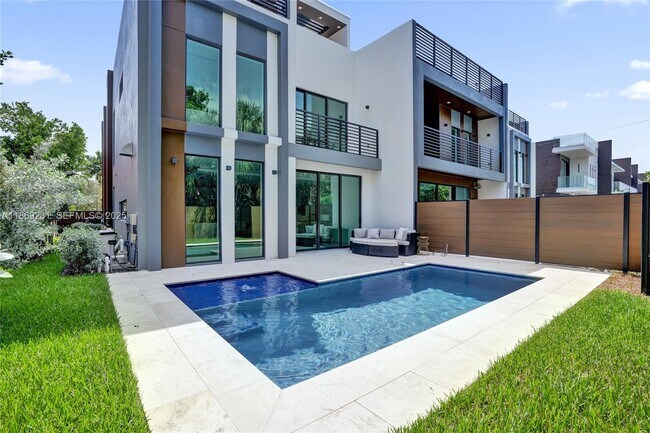 Building Photo - 1825 NE 26th Ave