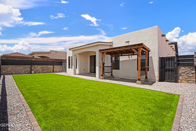 Building Photo - 13992 Margaret Ponce Ave