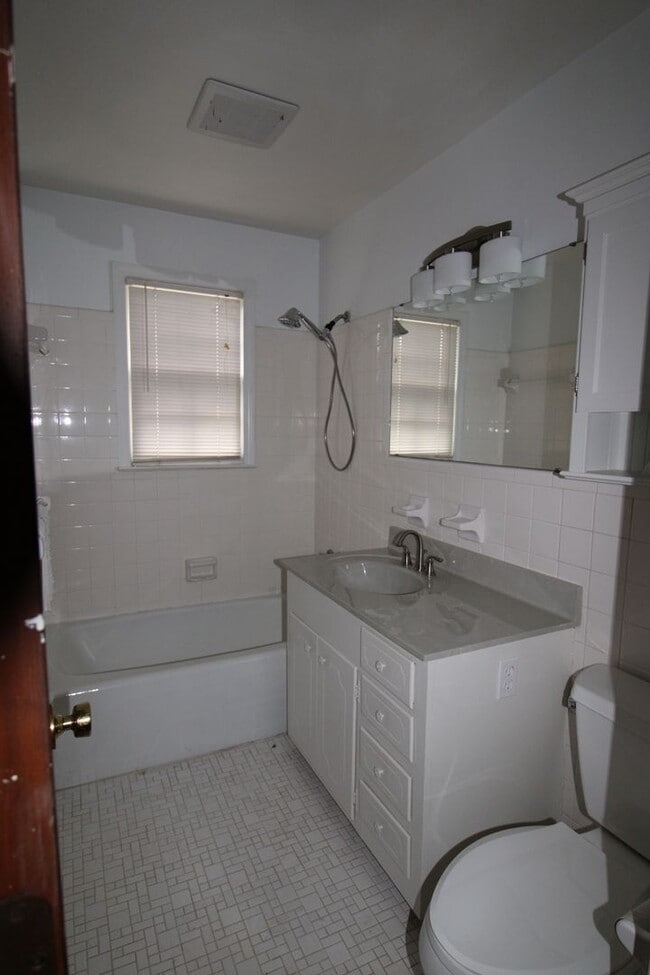 Building Photo - Conveniently Located Duplex