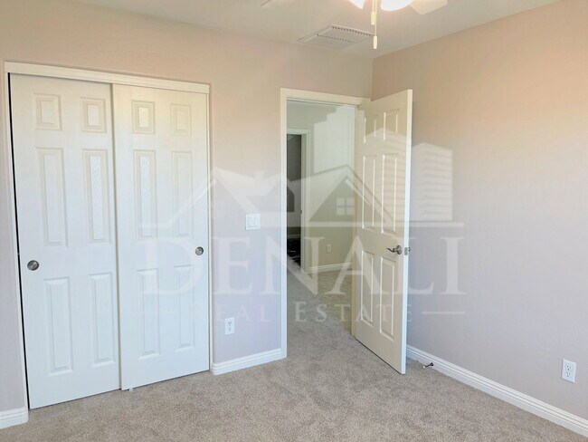 Building Photo - 7826 S Peppertree Dr
