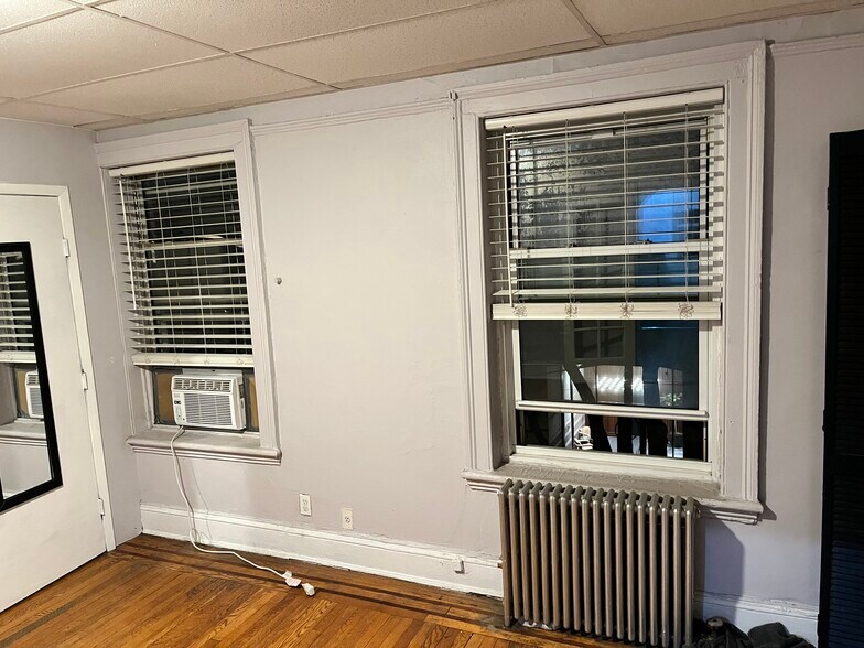 Living Room Windows - 77 Calyer St