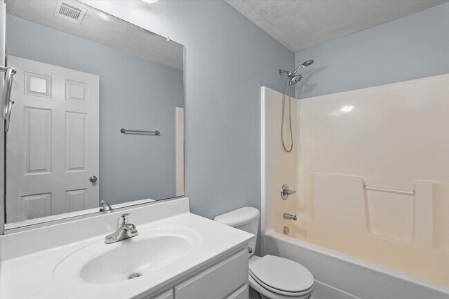 Building Photo - 570 Lory Ln