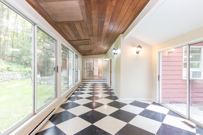 Building Photo - 211 New Canaan Rd