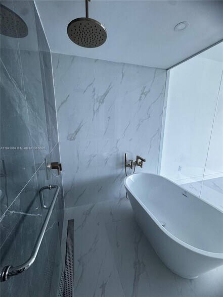 Building Photo - 700 NE 24th St