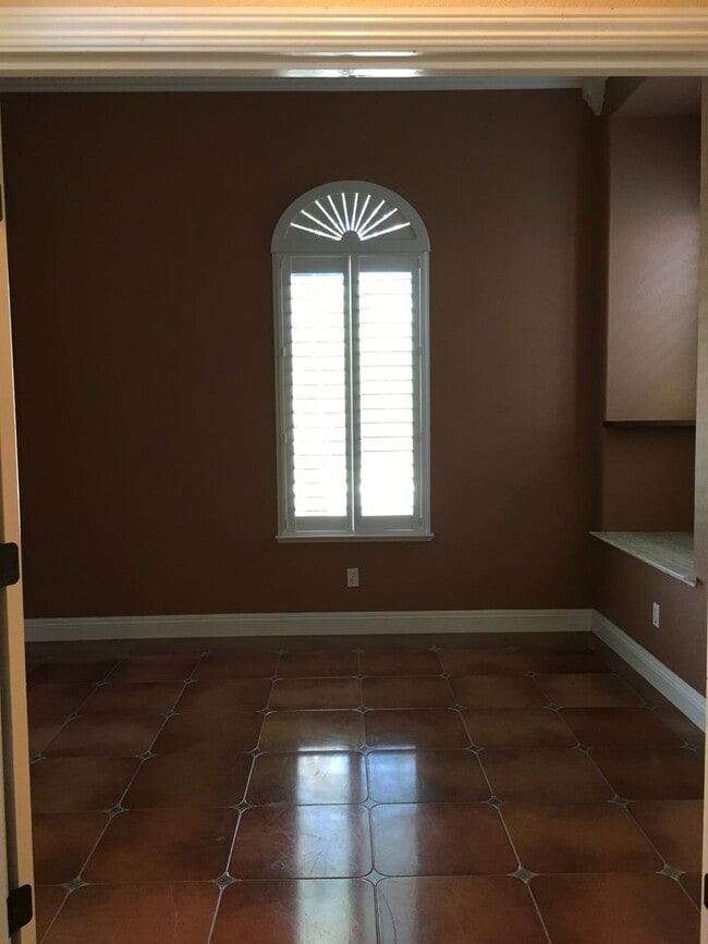 Building Photo - Spacious floor plans 4bedroom, 3 bath Near Franklin High