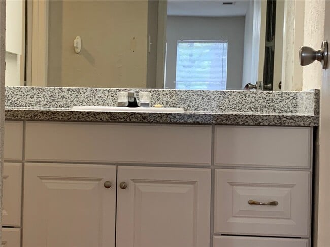 Building Photo - 2 Goldthread Ct