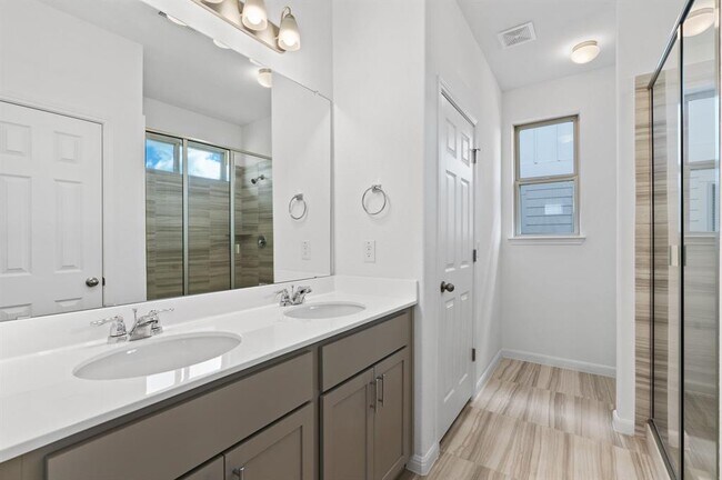 Building Photo - 348 Rend Dr