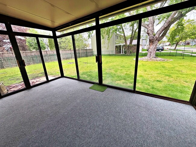 Building Photo - 800 W Beechtree Ln