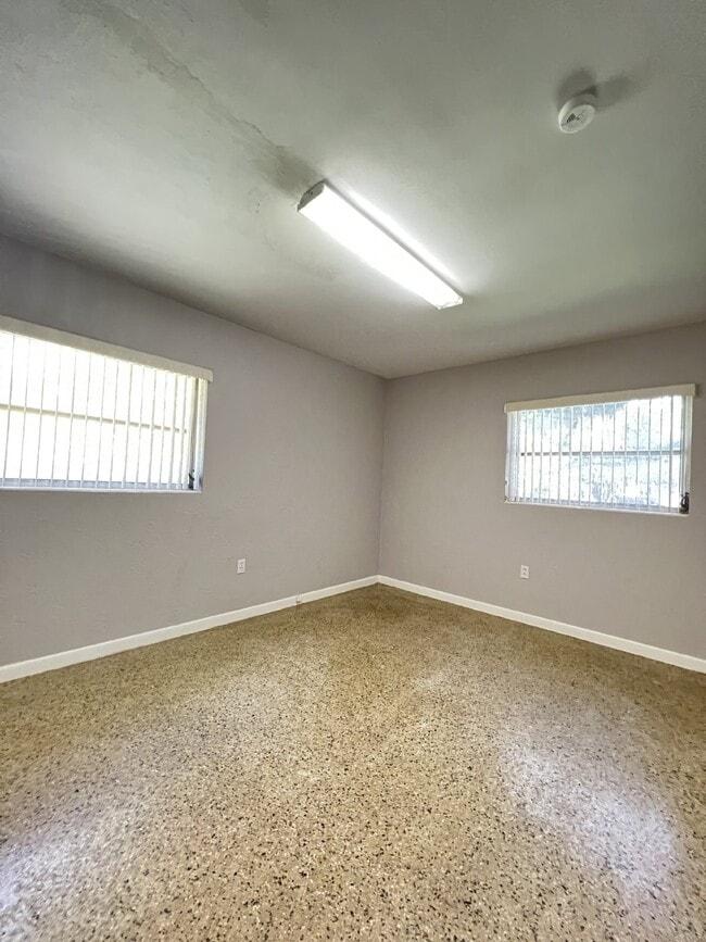 Building Photo - *Charming 2-Bedroom Bungalow with Fenced Backyard*