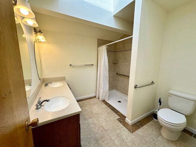 Building Photo - LIKE NEW REMODEL!