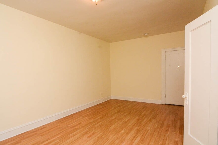 Building Photo - 4854 N Damen Ave