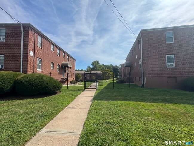 Building Photo - 752 New Britain Ave