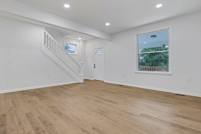 Building Photo - 282 S Cypress Ave