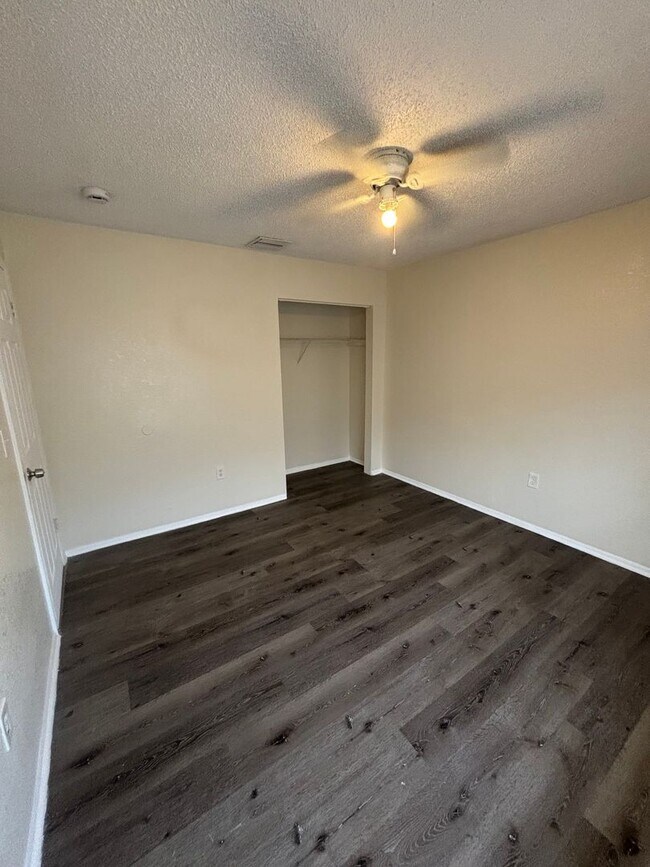 Building Photo - 3 bedroom 2 bath duplex