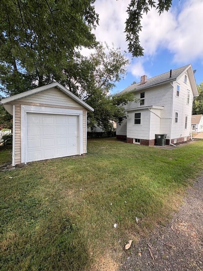 Building Photo - Two bedroom one bathroom home for rent