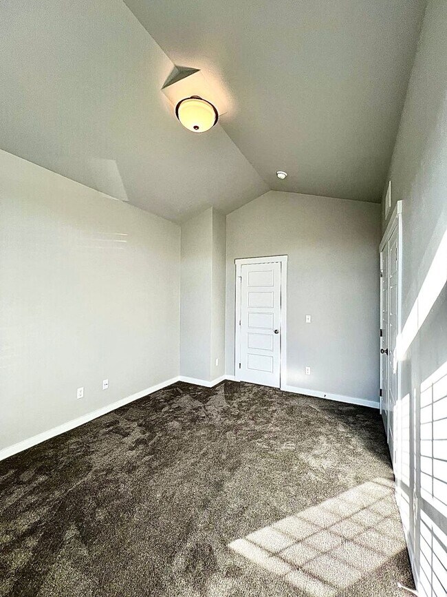 Building Photo - 4 Bedroom 2 bath 3 Car Garage Single Level Meridian.