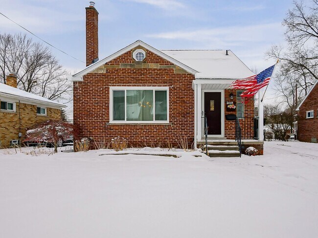 Building Photo - AVAILABLE NOW! Spacious 4-Bed Gem in the Heart of Clawson!