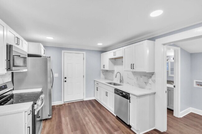 Building Photo - Cozy 2BR, 1BA Home with Spacious Yard