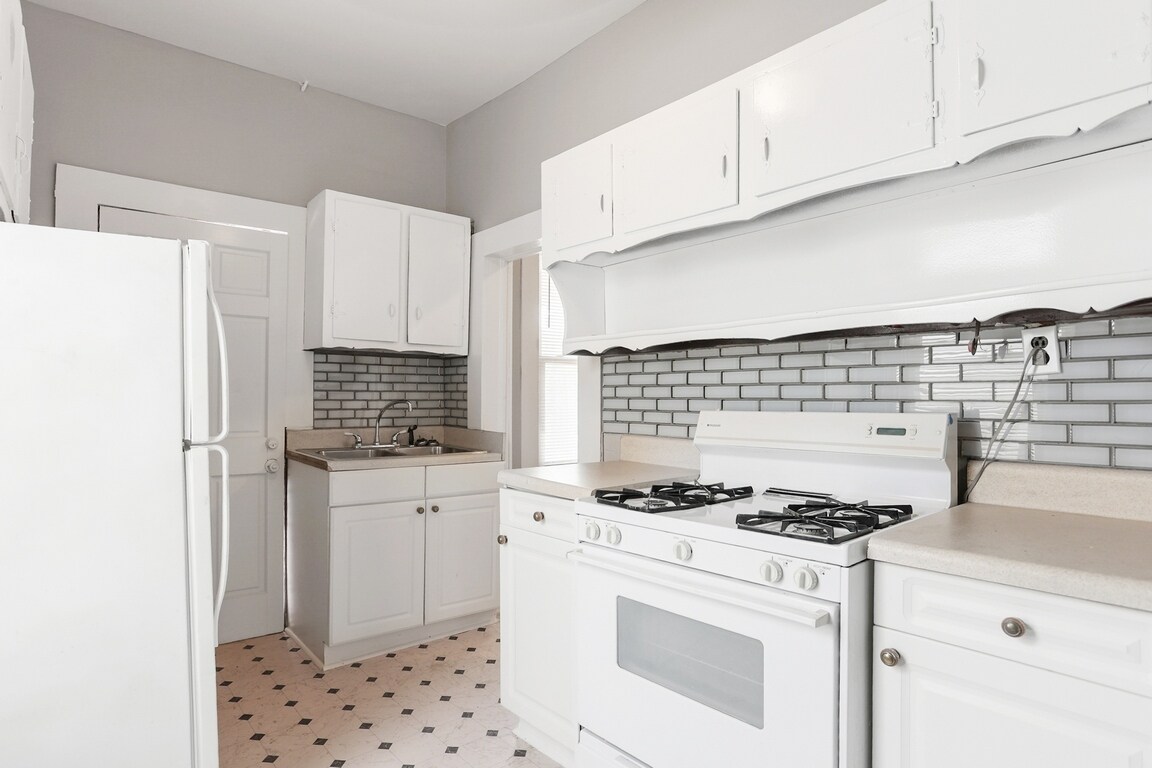 Building Photo - 1023 W 37th St