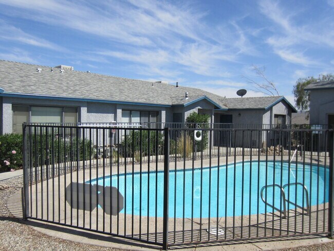 Building Photo - 2 Bedroom 1.5 Bath - Pool