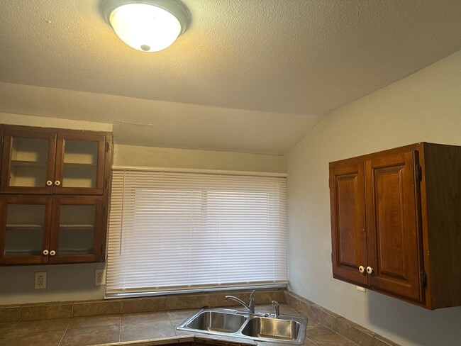 Building Photo - 1228 E Oak St