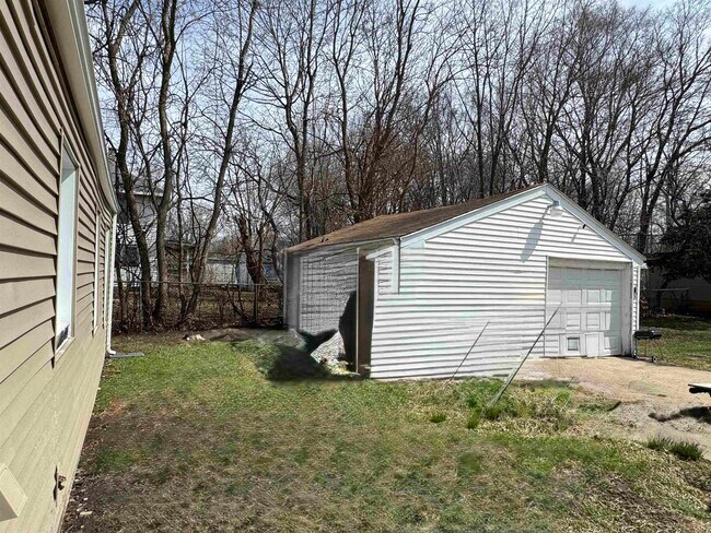 Building Photo - 2824 School St