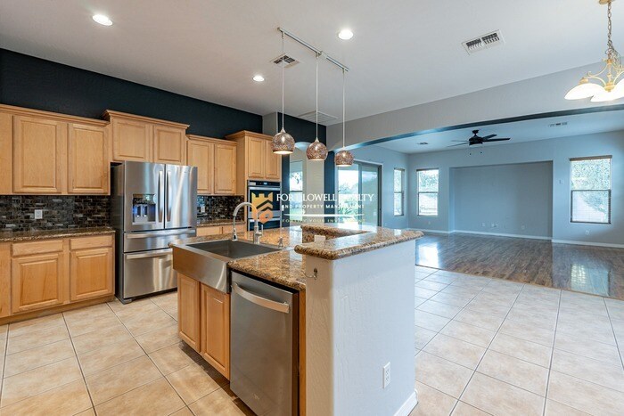 Building Photo - 13354 W San Miguel Ave