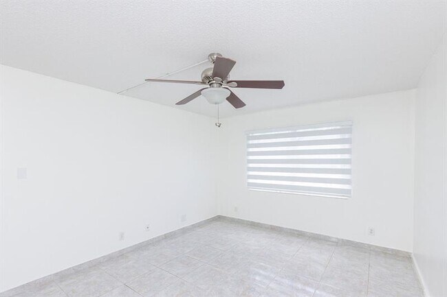 Building Photo - 1000 SW 125th Ave