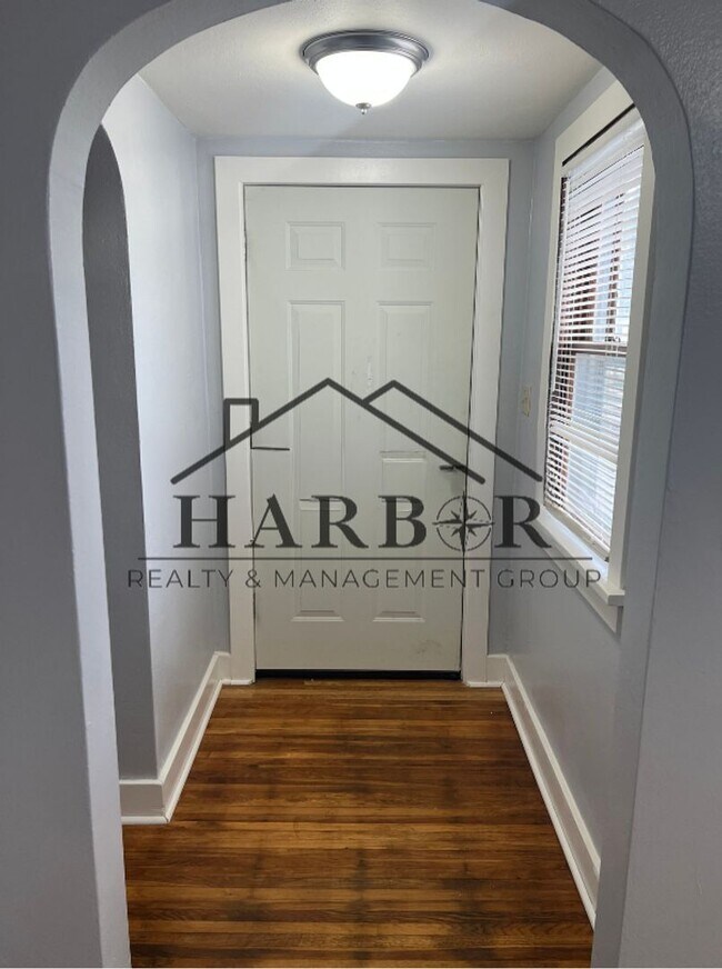 Building Photo - Bright and Comfortable Living!