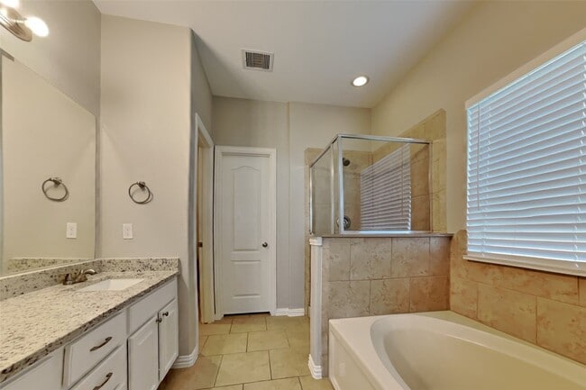 Building Photo - 10014 Kendahlwood Ln