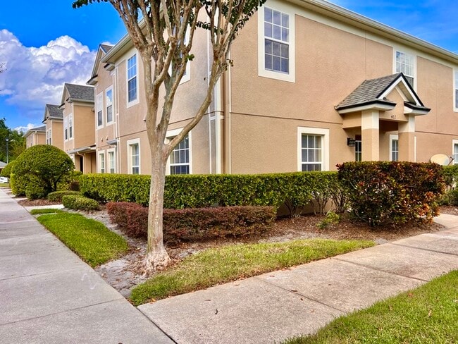 Building Photo - Gorgeous 3-bedroom, 2 1/2-bath End Unit To...