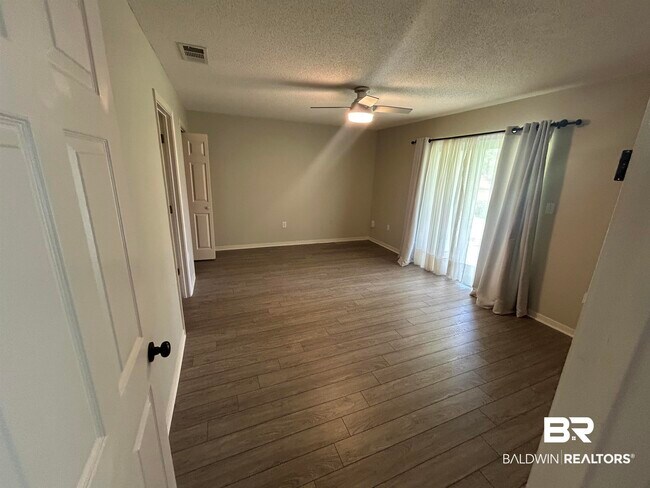 Building Photo - 9474 Villas Dr