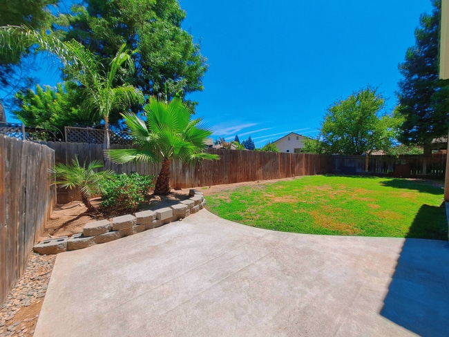 Building Photo - Comfortable Living in a Pet-Friendly Home ...