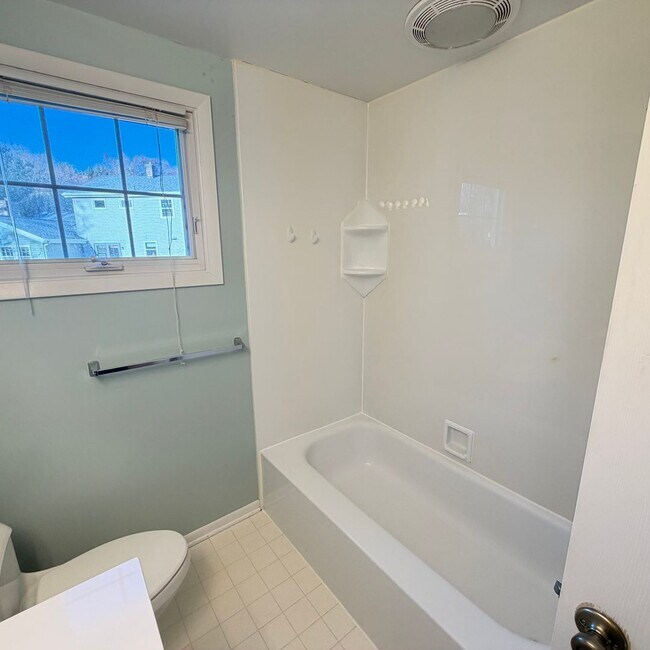 Building Photo - Four Bedroom Home in Forest Hills Schools!