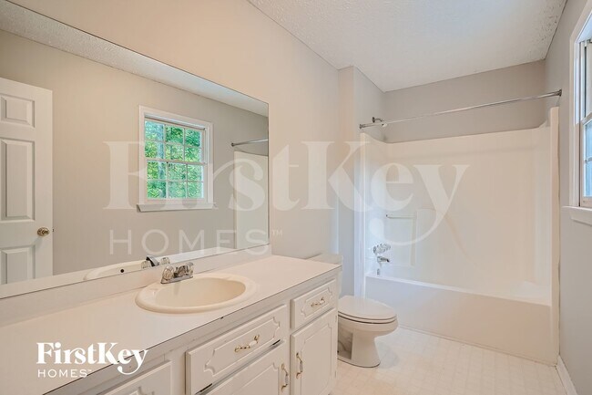 Building Photo - 6215 Little Ridge Rd