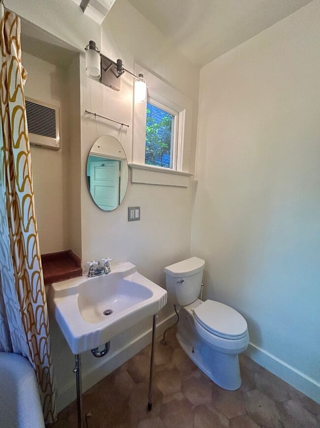 Building Photo - SFH 290 - Yamhill Duplex