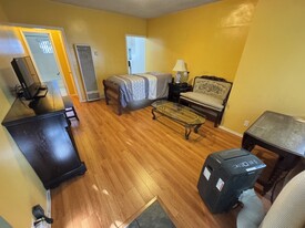 Building Photo - 1152 Irolo St