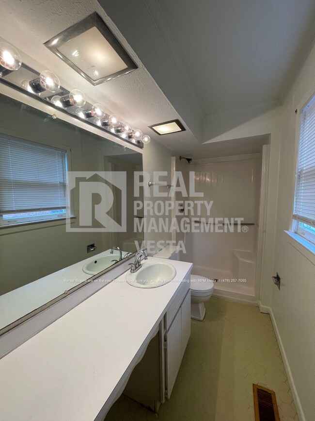 Building Photo - 5081 Idleway Dr