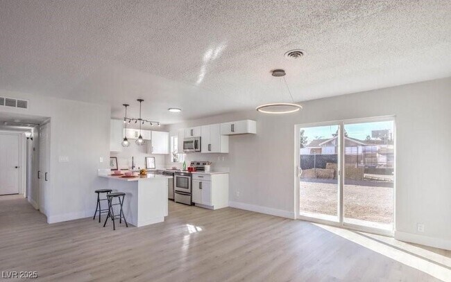 Building Photo - 2033 Hassell Ave