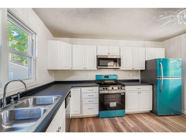 Building Photo - 610 Fairview Ave N