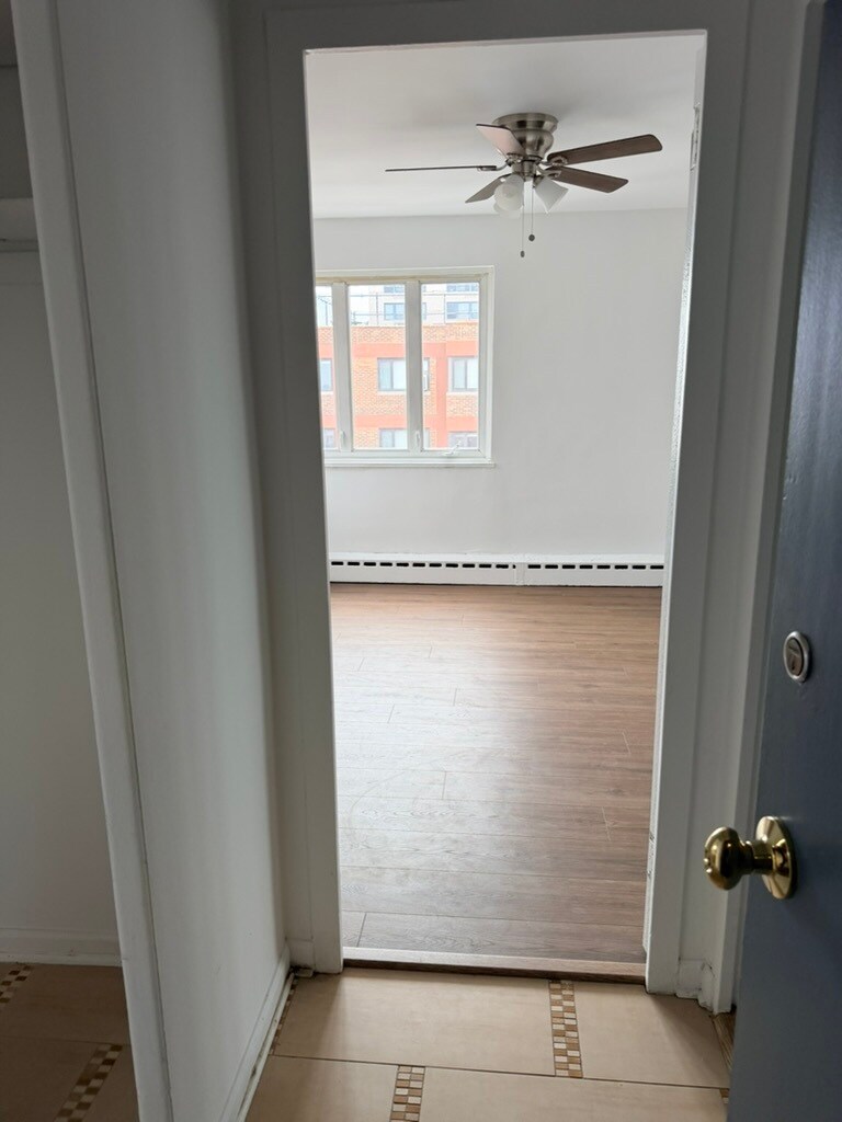 Building Photo - 708 W Bittersweet Pl