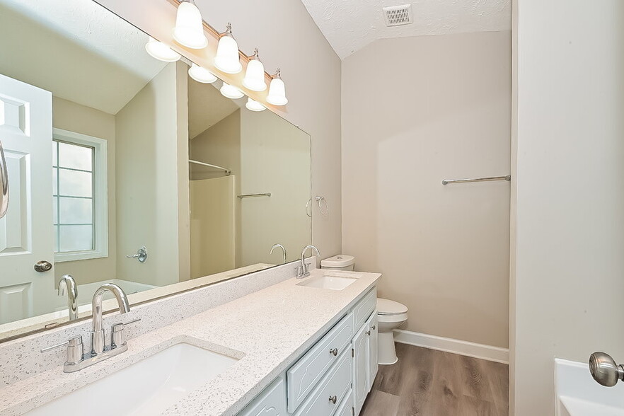 Building Photo - 5815 Mistyview Dr